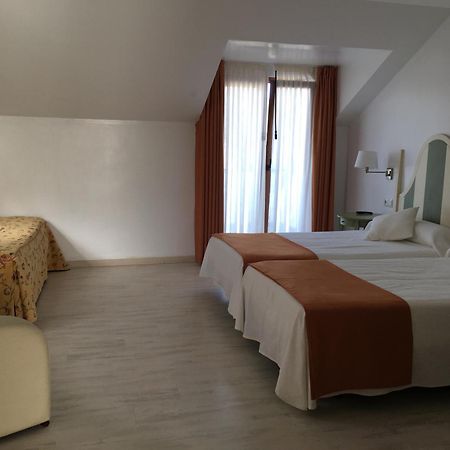 Hotel Valle De Cabezon Cabezon De La Sal Room photo