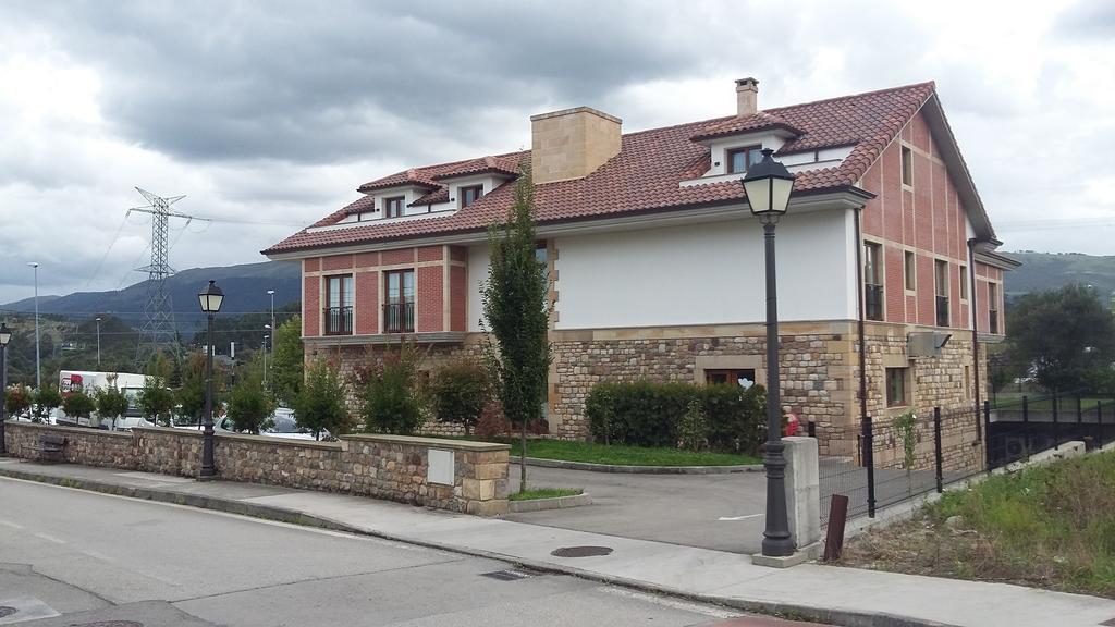 Hotel Valle De Cabezon Cabezon De La Sal Exterior photo