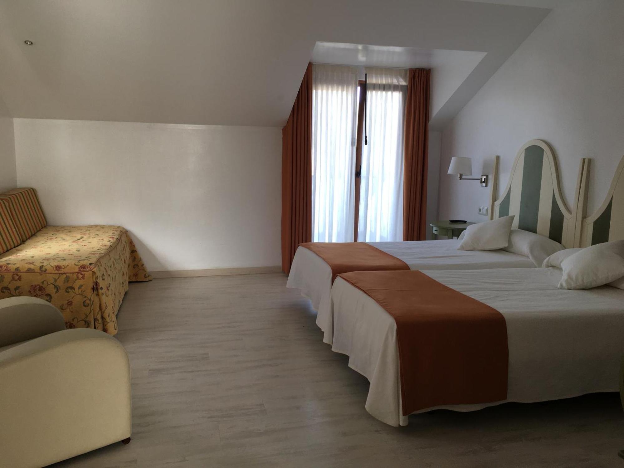 Hotel Valle De Cabezon Cabezon De La Sal Room photo
