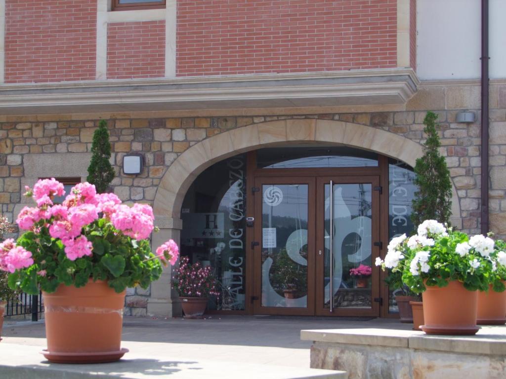 Hotel Valle De Cabezon Cabezon De La Sal Exterior photo